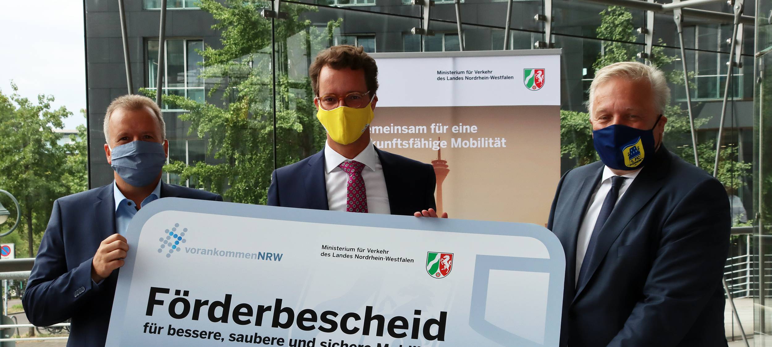 Millionen-Scheck für neue Wasserstoffbusse