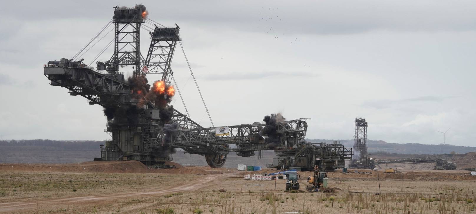Schaufelradbagger im Tagebau Hambach gesprengt