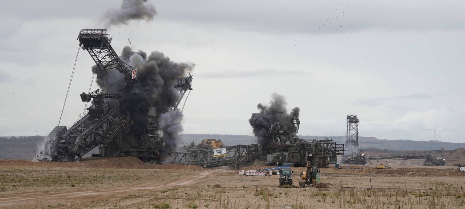 Schaufelradbagger im Tagebau Hambach gesprengt