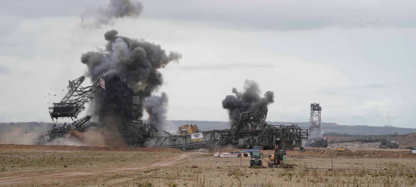 Schaufelradbagger im Tagebau Hambach gesprengt