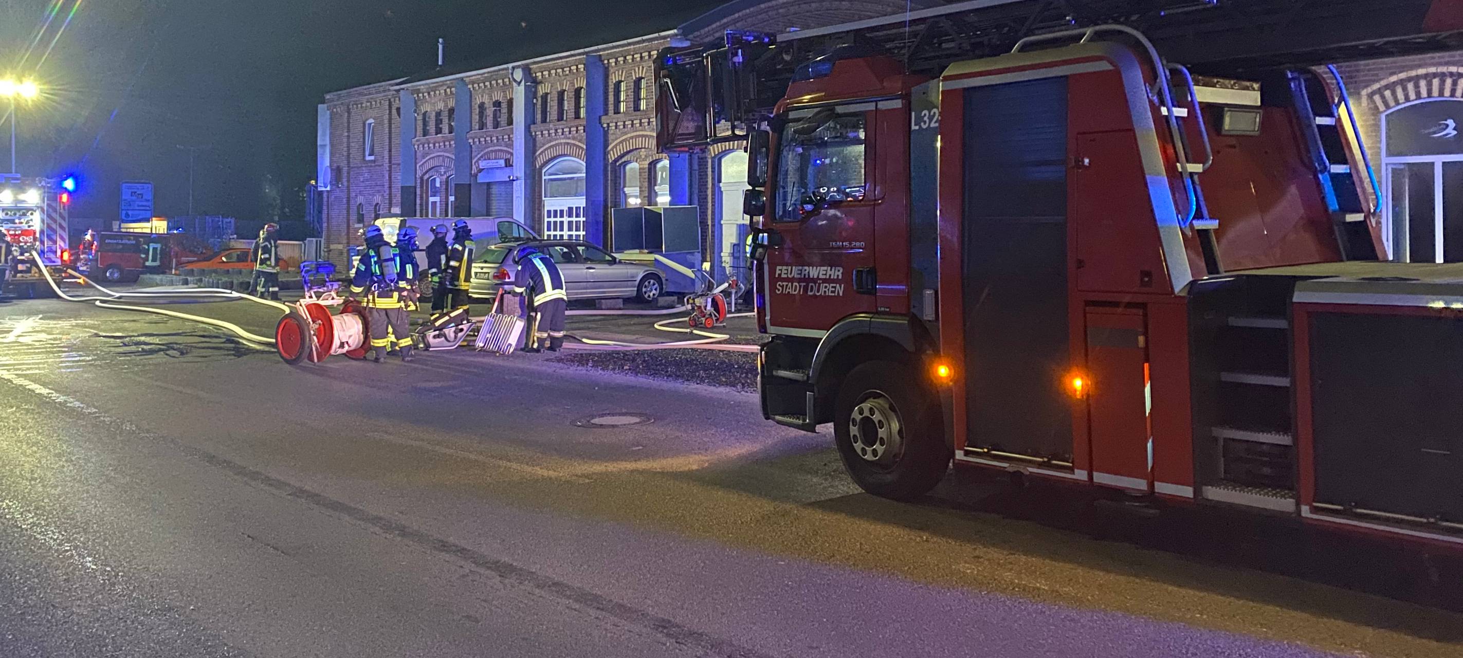 Dürener Feuerwehr löscht brennende Umkleide