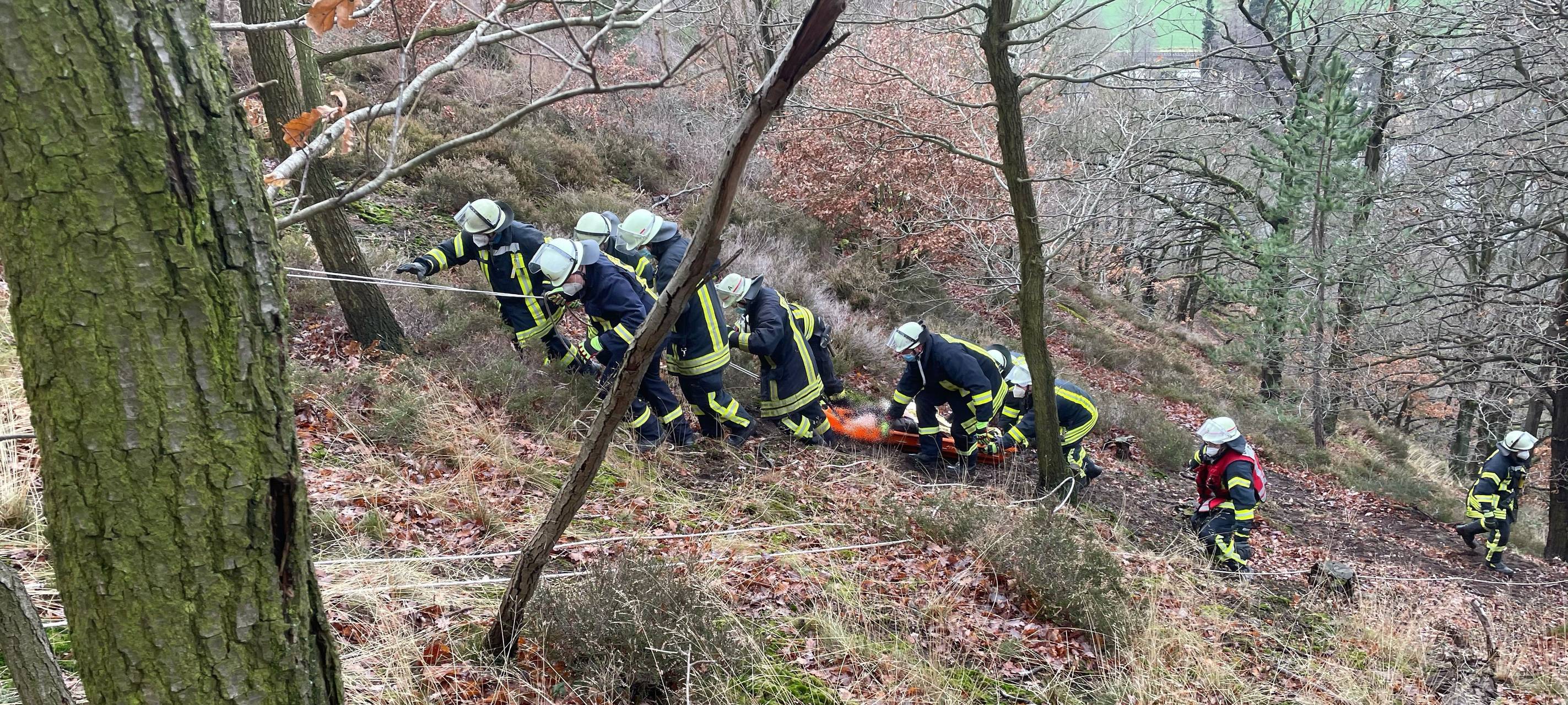 Frau stürzt Hang herunter