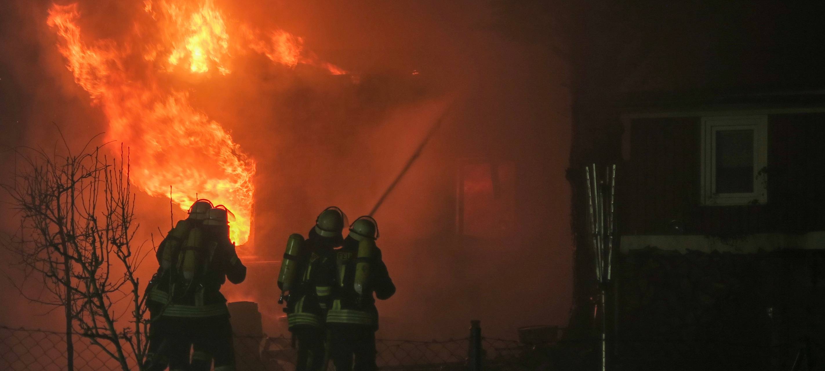 Mensch stirbt bei Brand in Kreuzau-Üdingen