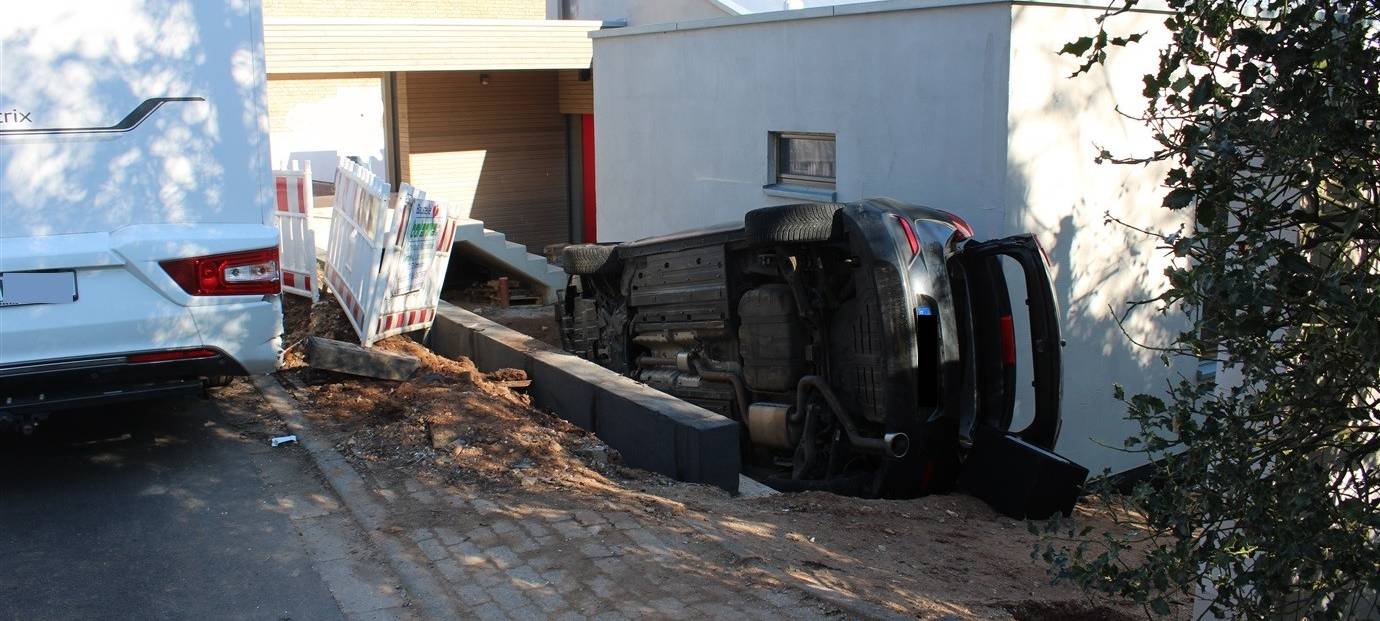 Auto landet im Vorgarten