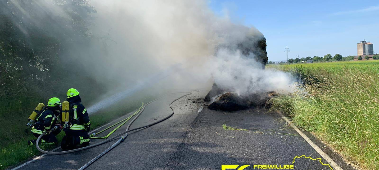Heuballen in Nörvenich Feuer gefangen