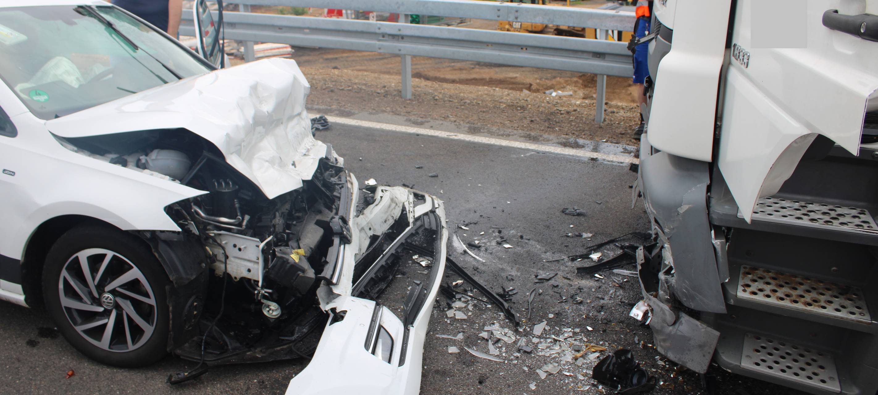Demoliertes Auto nach Zusammenprall mit LKW