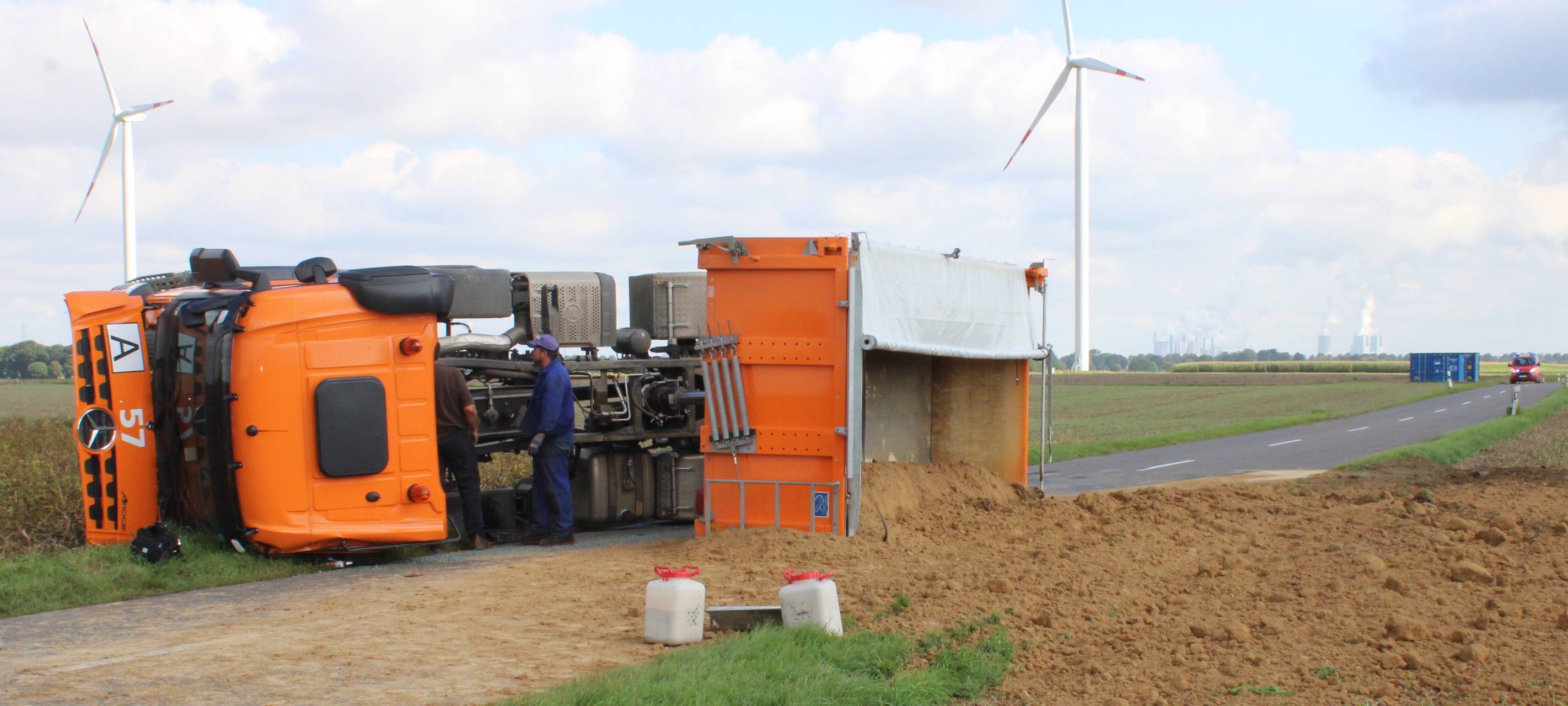 Sandlaster in Titz umgekippt
