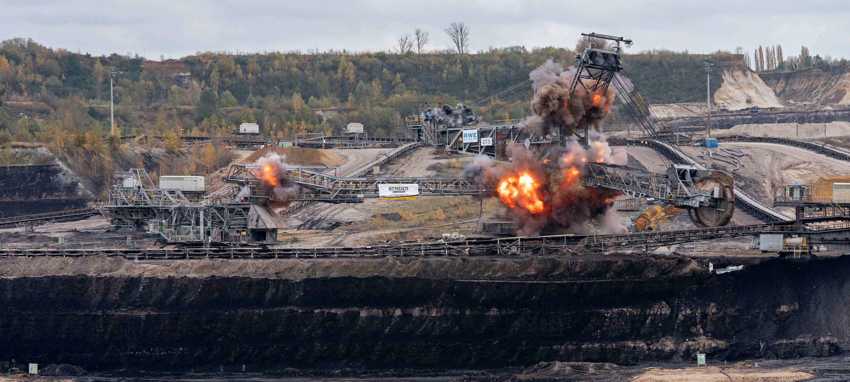 Bagger im Tagebau Inden gesprengt