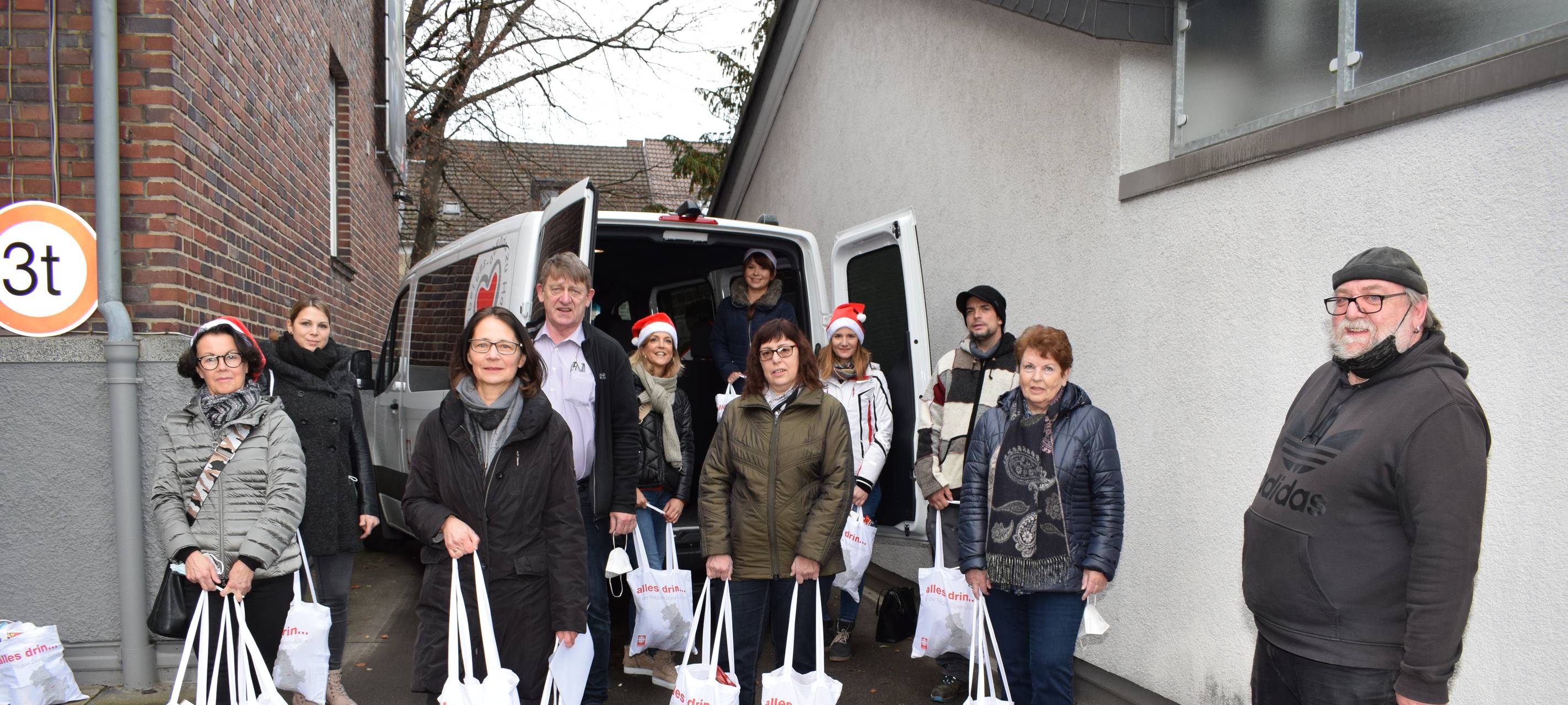 Helfer verteilen Spenden