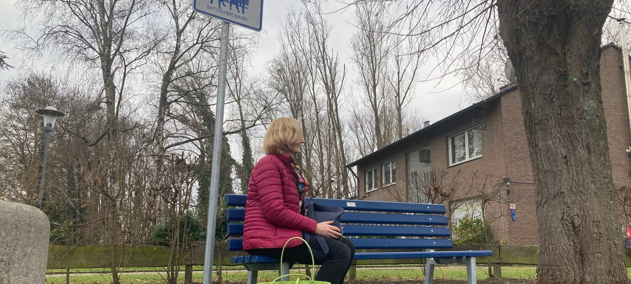 Bänke werden aufgestellt