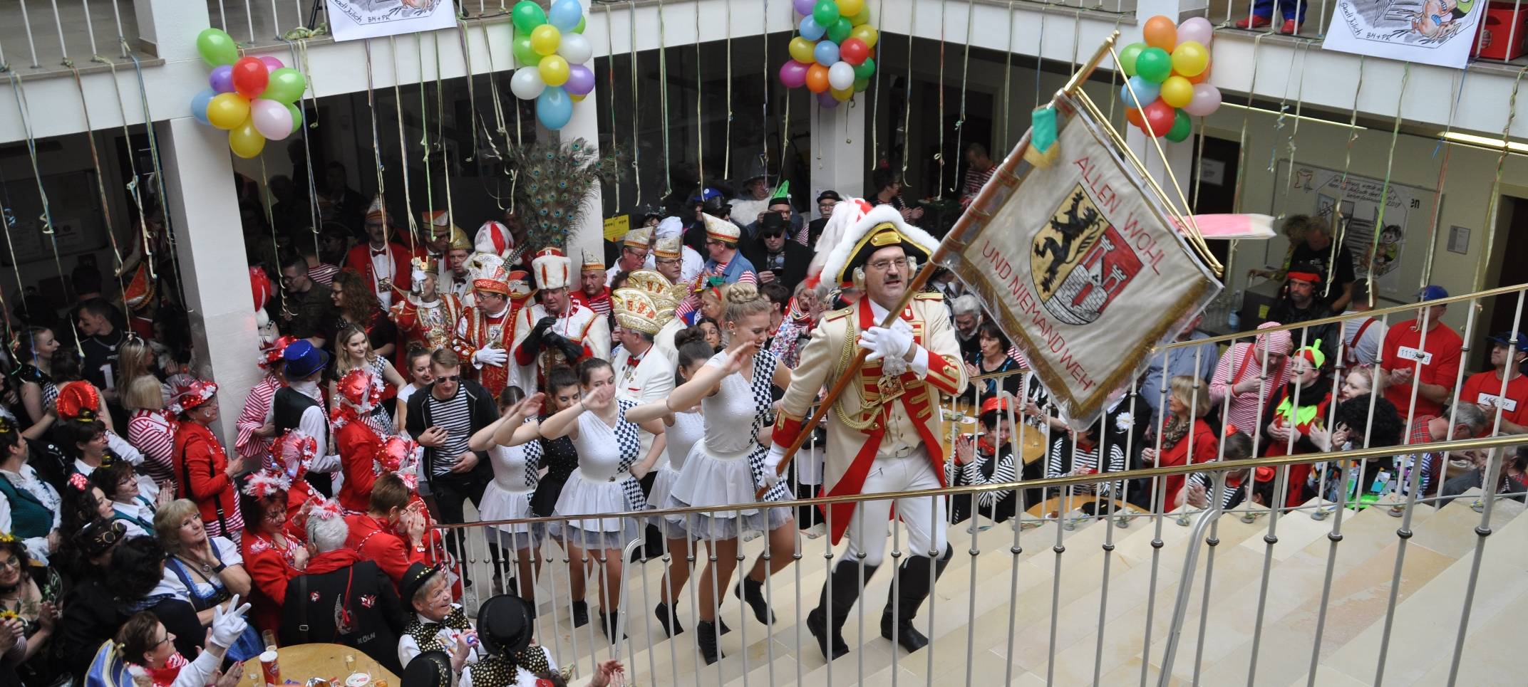 Gute Stimmung im Straßenkarneval entlang der Rur