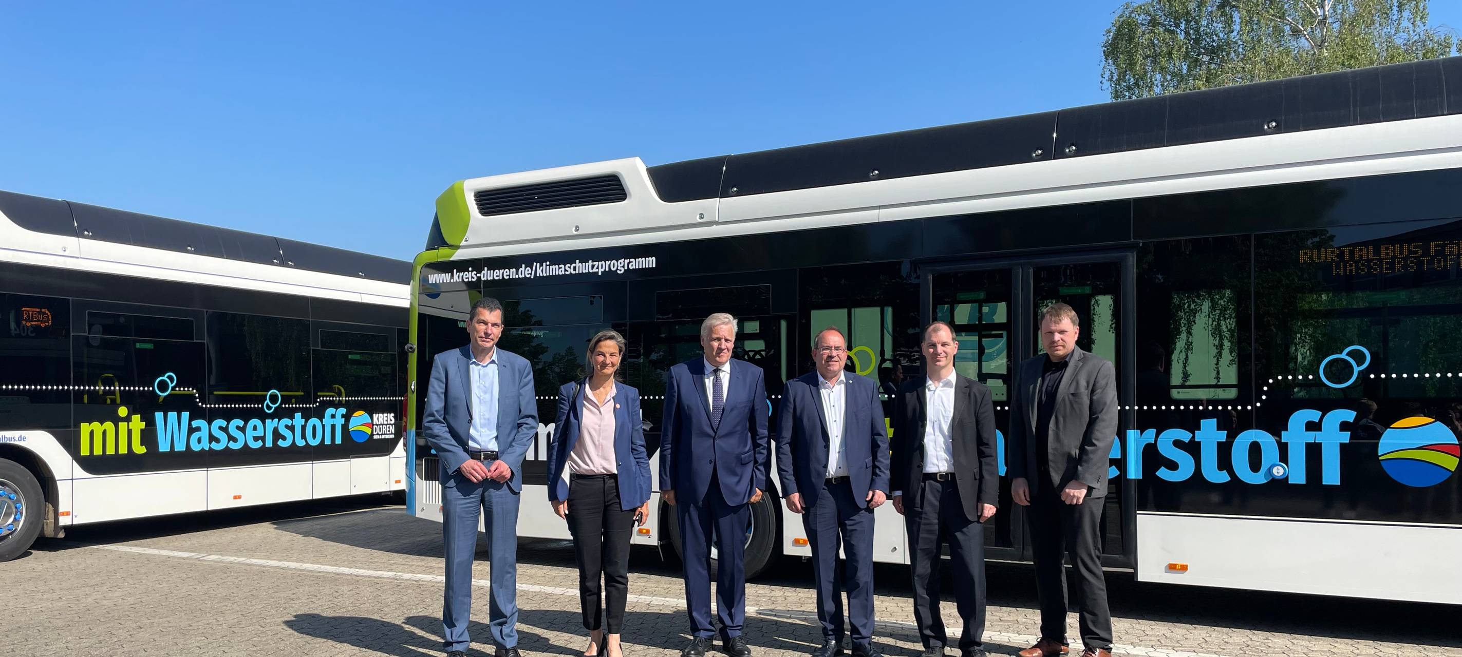 Neue Busse vor dem Start