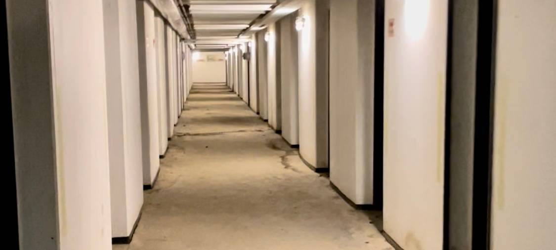 Langer Flur mit Zimmern für einen Teil der bis zu 400 Patienten.