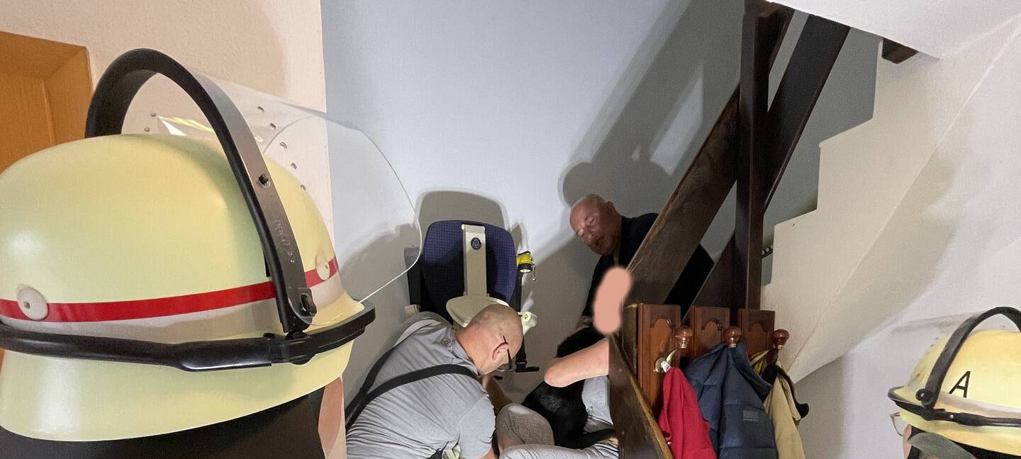 Hund klemmt sich Rute im Treppenlift ein