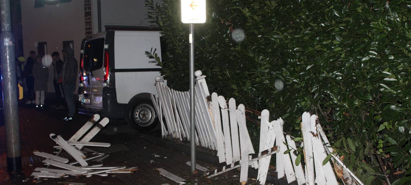 Auto landet im Zaun