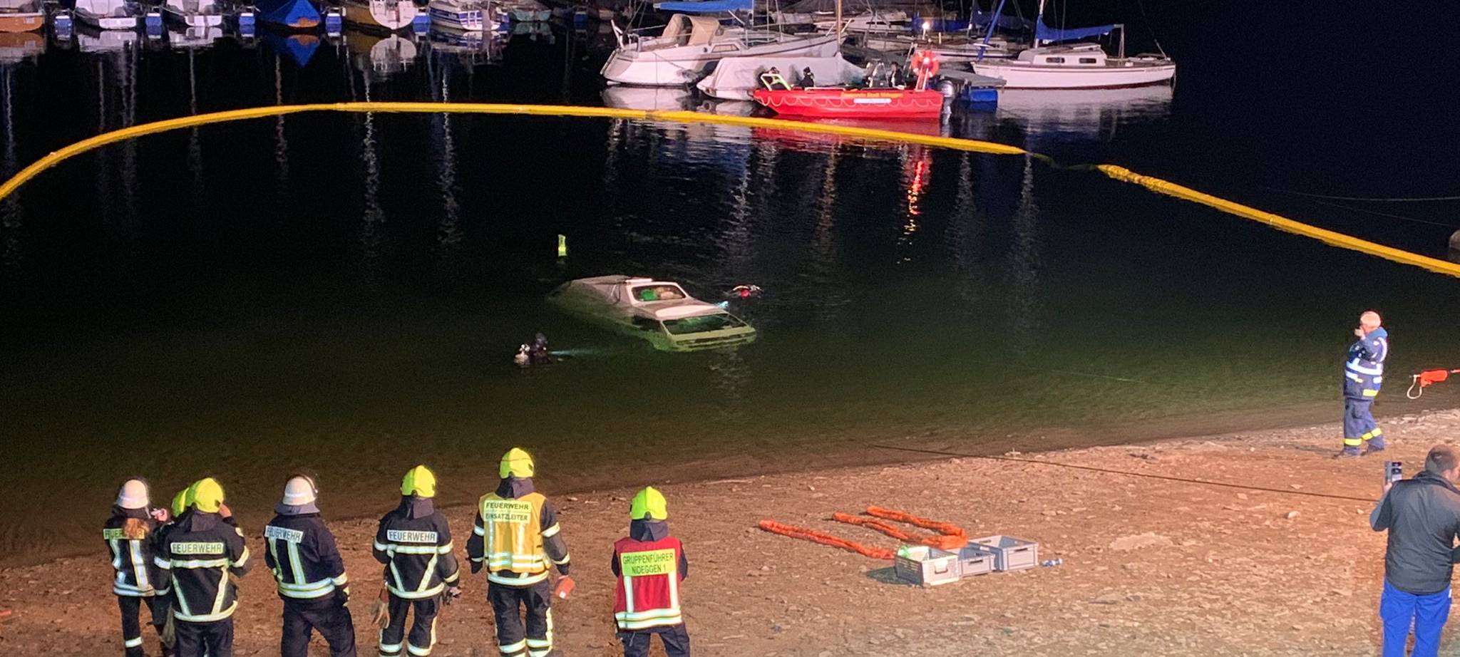 Kleinbus rollt in Rursee