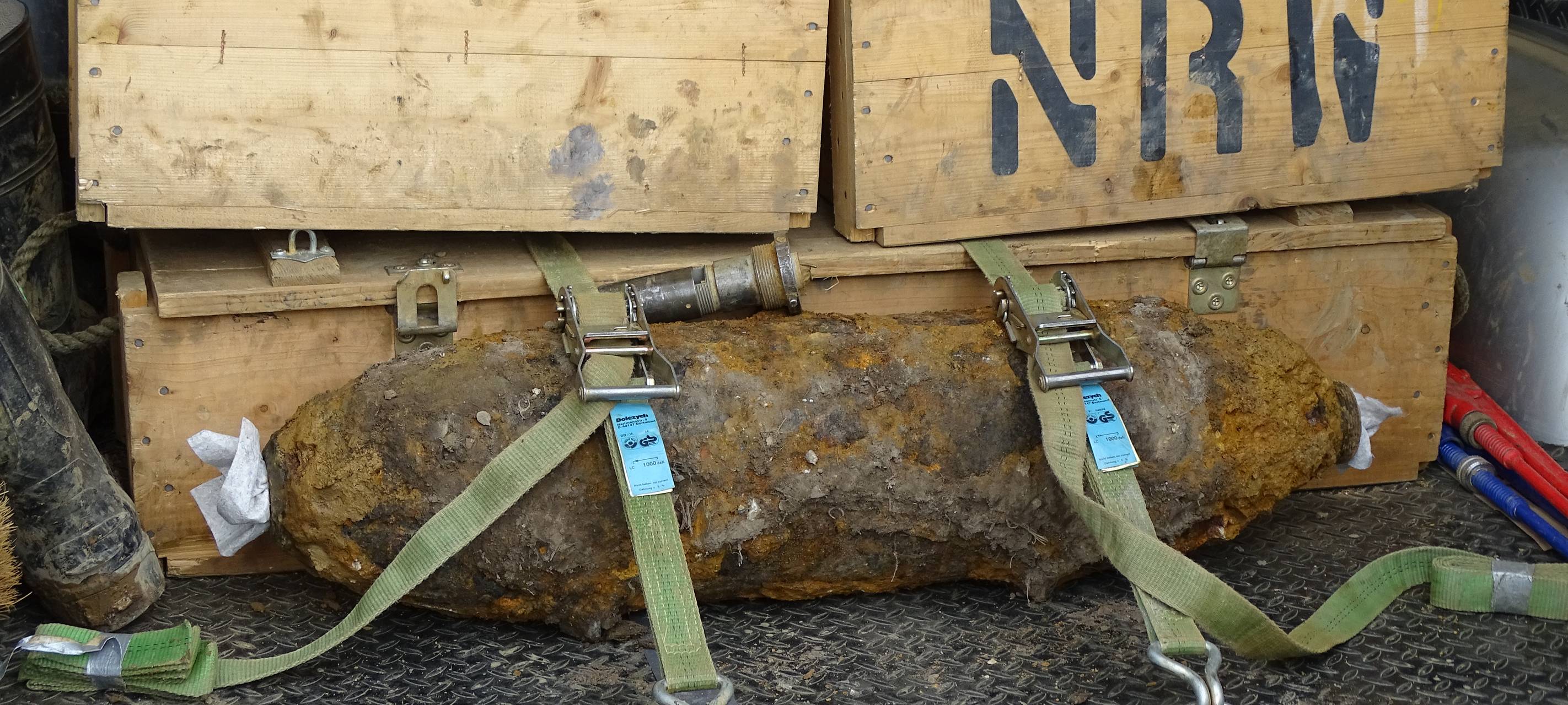 Evakuierung und Straßensperre nach Bombenfund