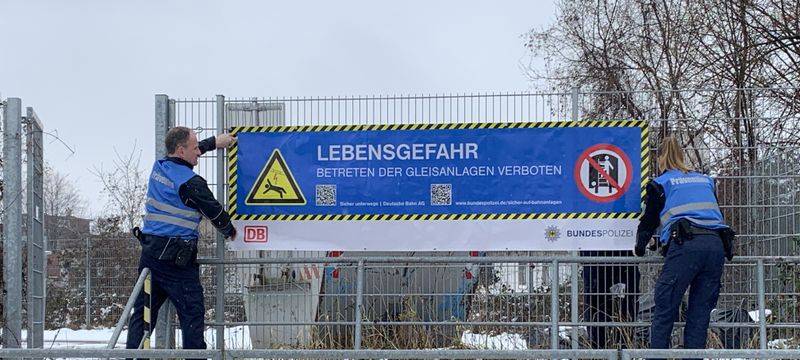 Neues Banner warnt vor Gefahr am Gleis
