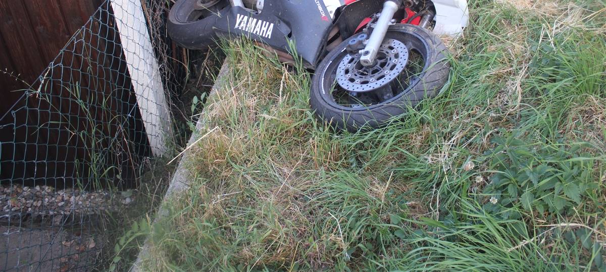 Motorrad landet am Gartenhaus