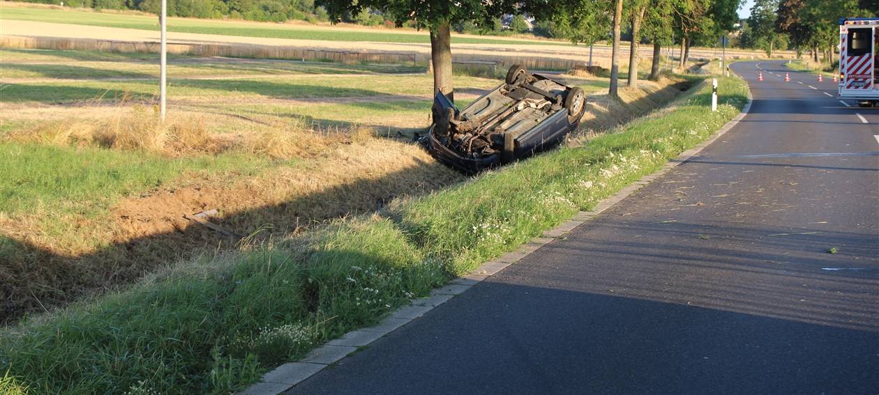 Auto landet auf dem Dach