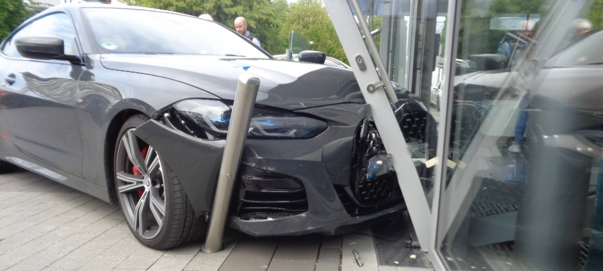 Auto fährt in Autohaus