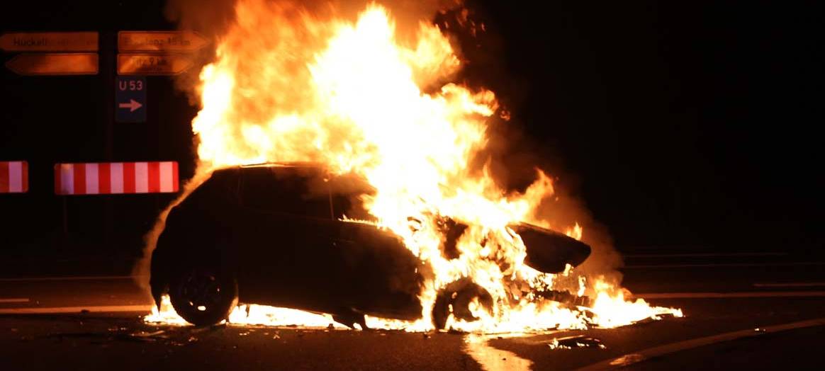 Autobrand in Linnich - Strecken frei