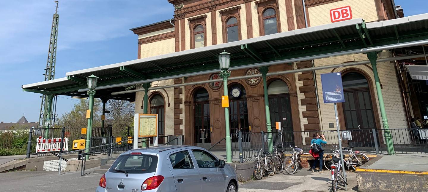 Düren: Schwer verletzte Person im Bahnhofsumfeld gefunden