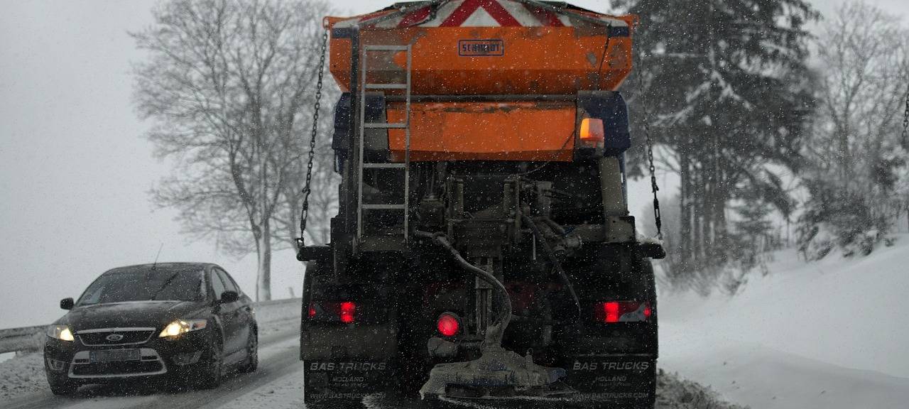 Erhebliche Verkehrsbehinderungen nach starkem Schneefall