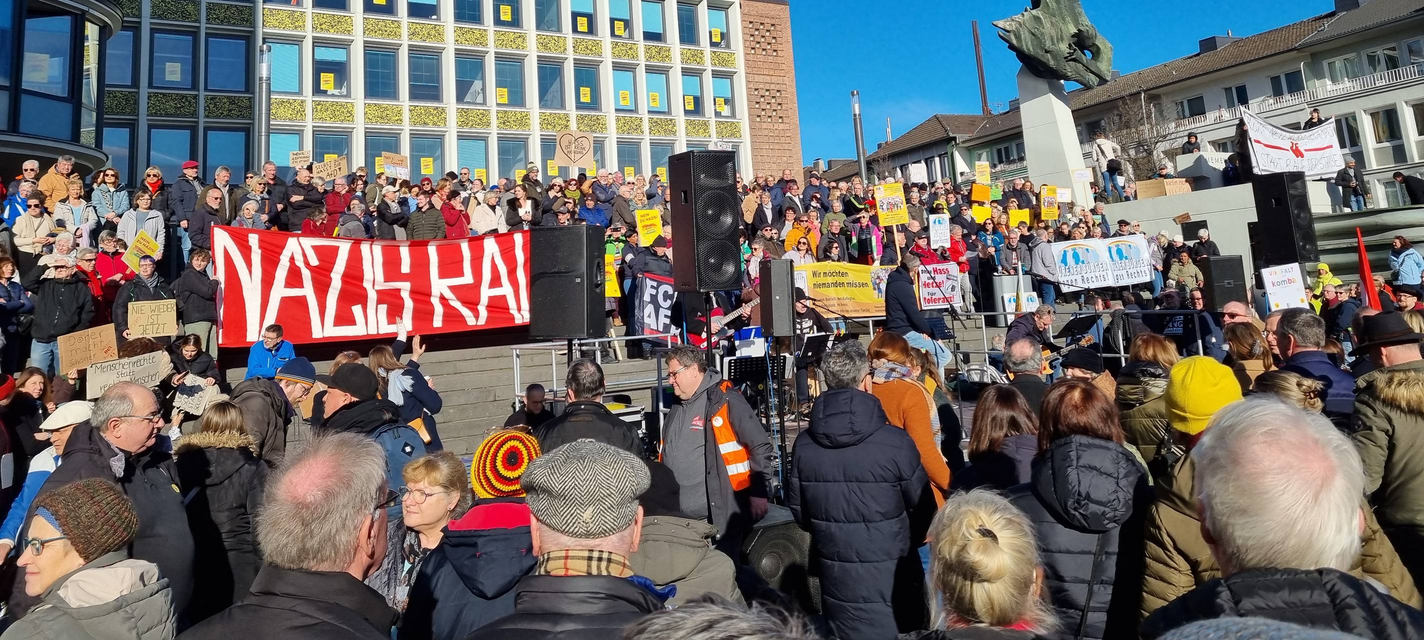 Demo gegen Rechtsextremismus auf dem Kaiserplatz in Düren