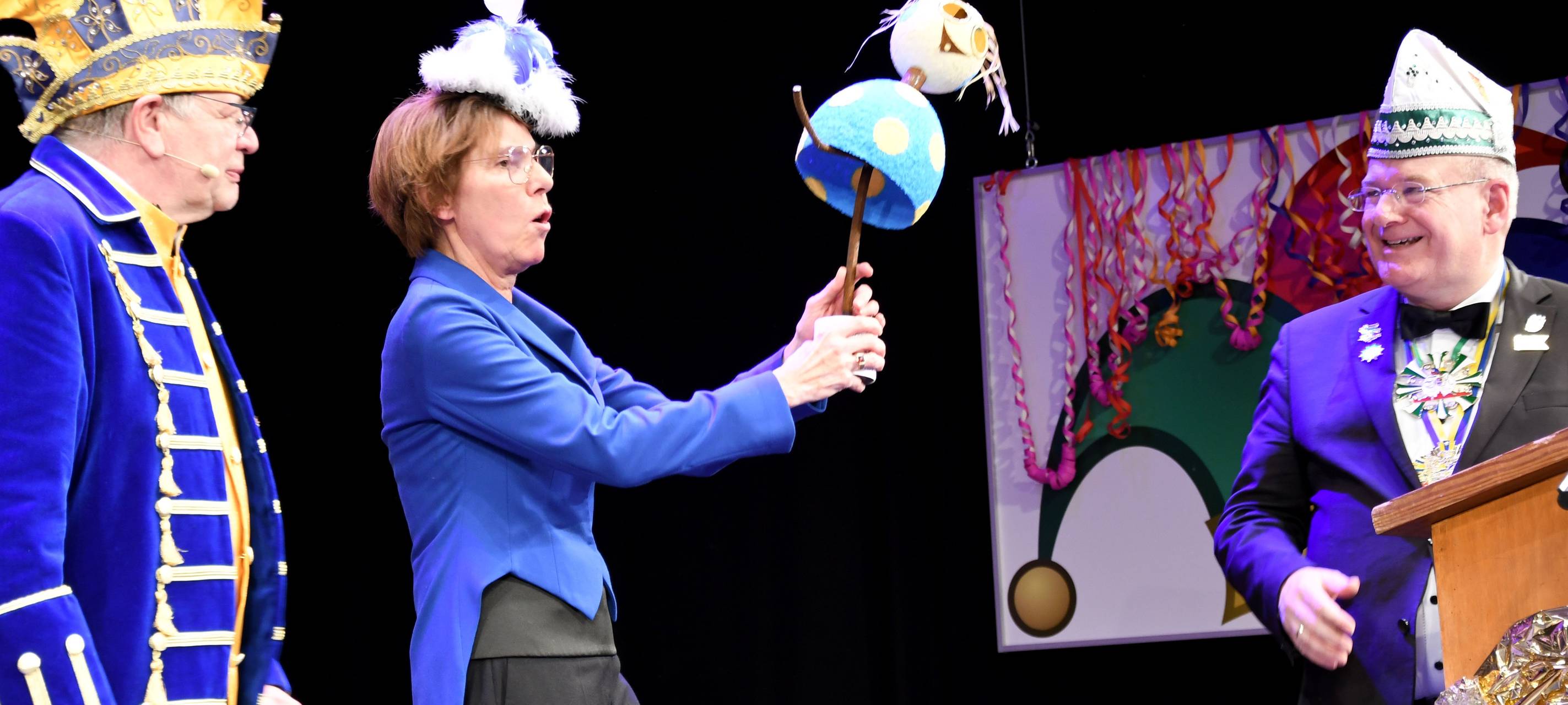 Bettina Böttinger bekommt Papiermacherorden in Düren