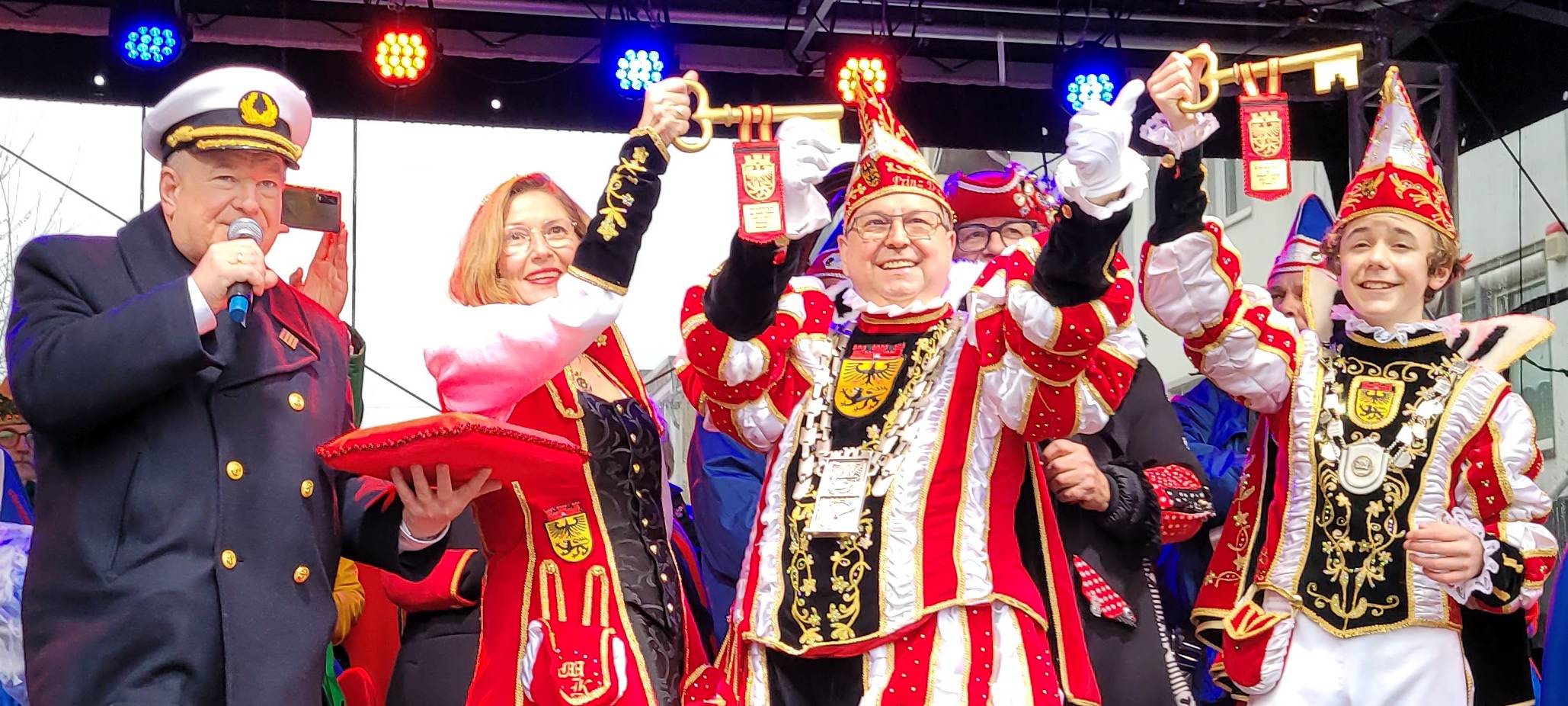 Narren stürmen die Rathäuser