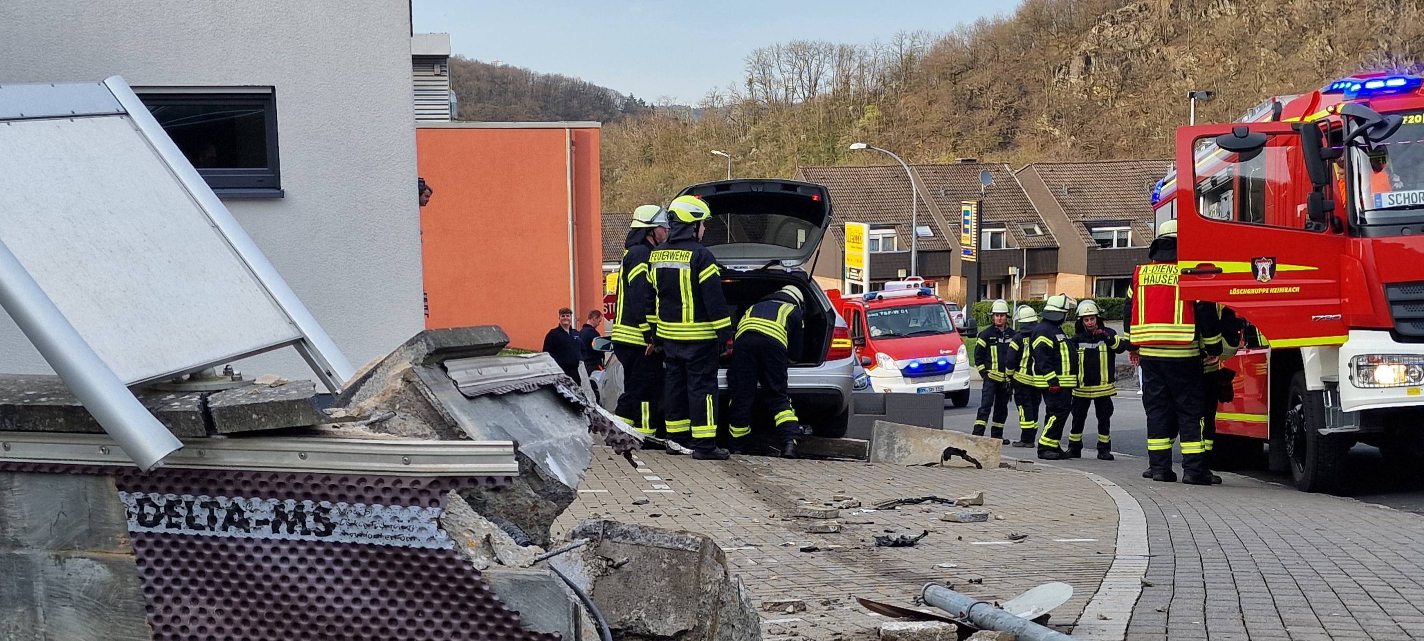 Heimbach: Auto kracht in Wand