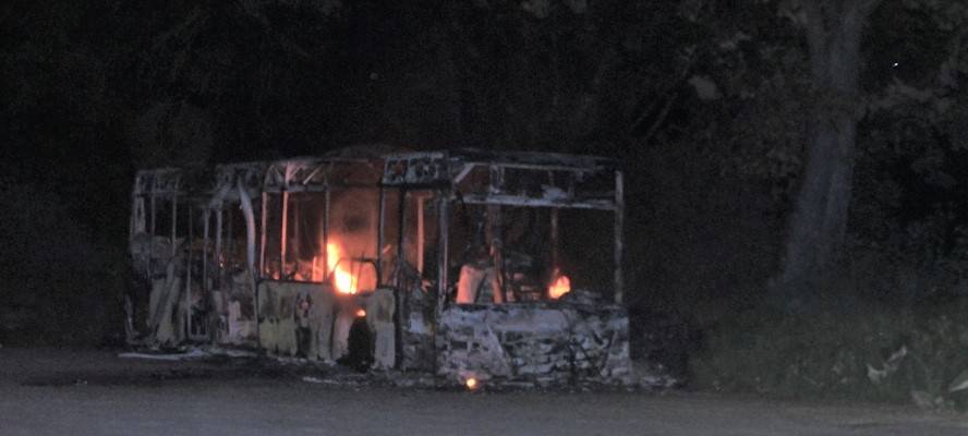 Zeugen nach Brand eines Busses in Düren gesucht