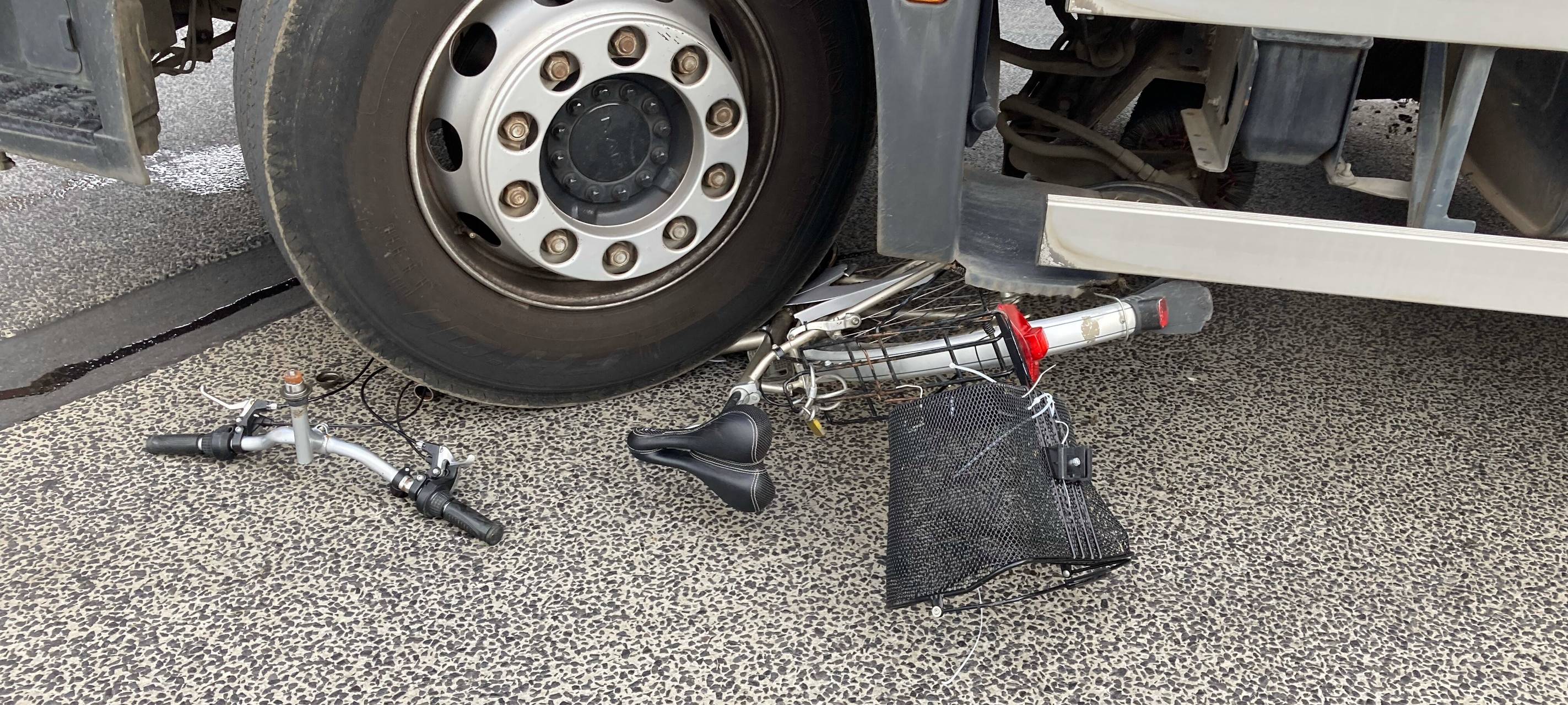 Fahrrad von Reinigungsmaschine überrollt