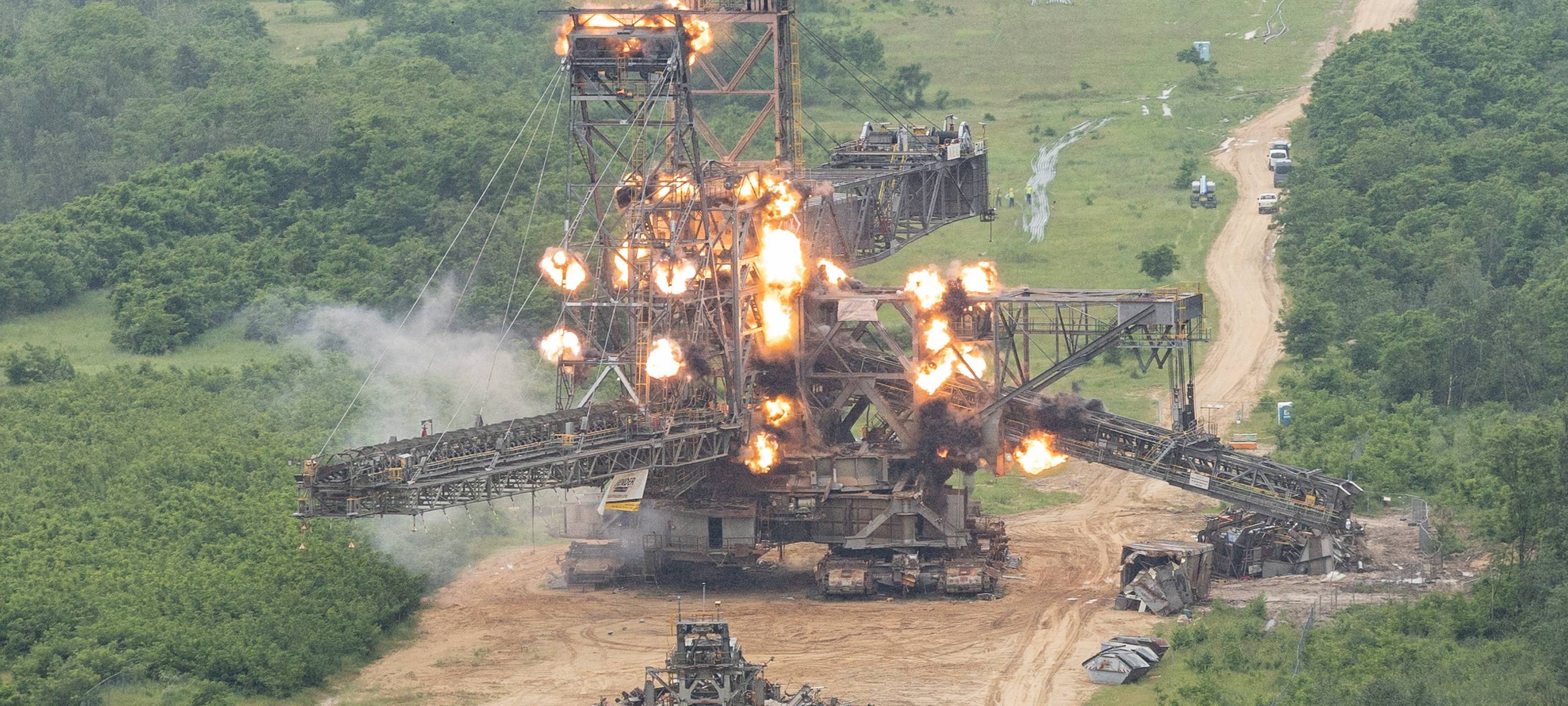 Alter Bagger erfolgreich gesprengt