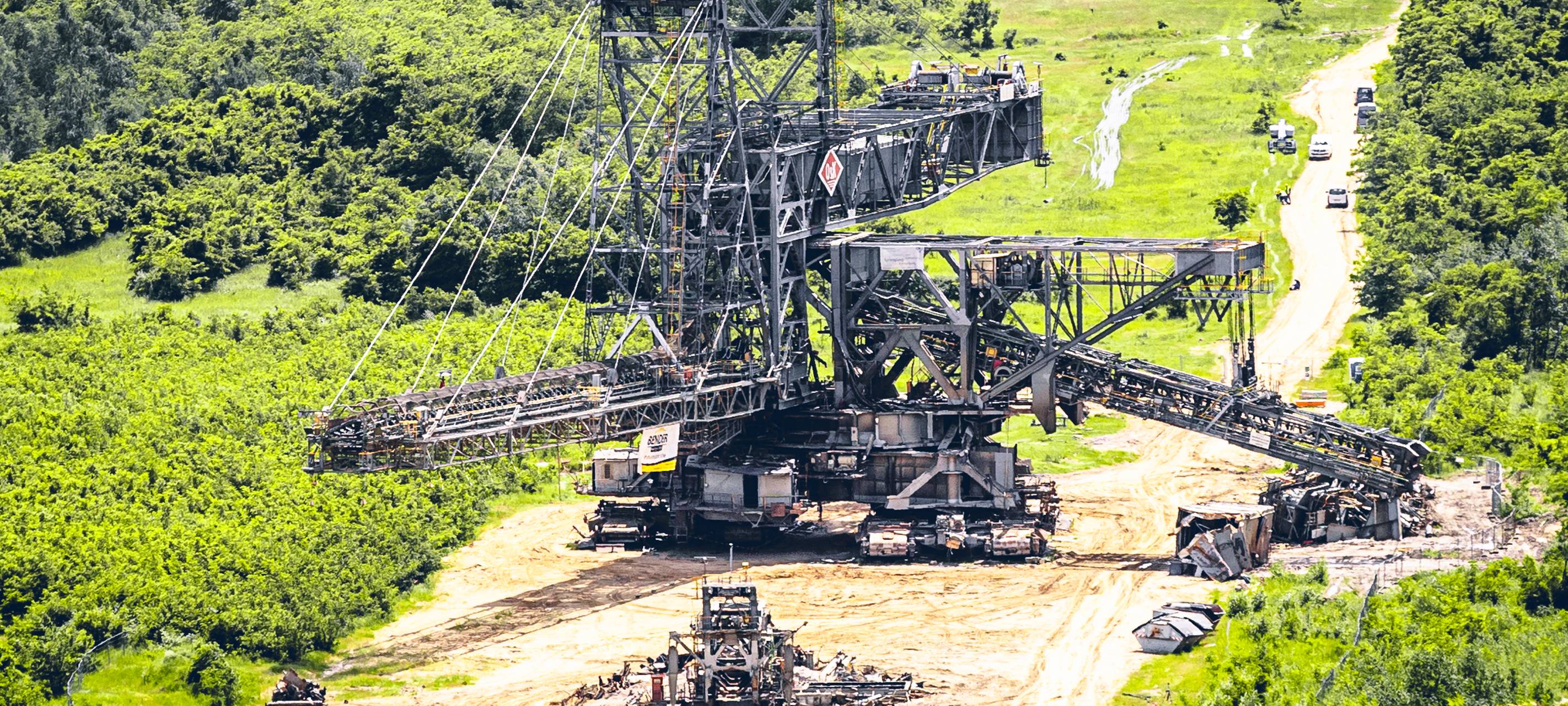 Alter Bagger erfolgreich gesprengt