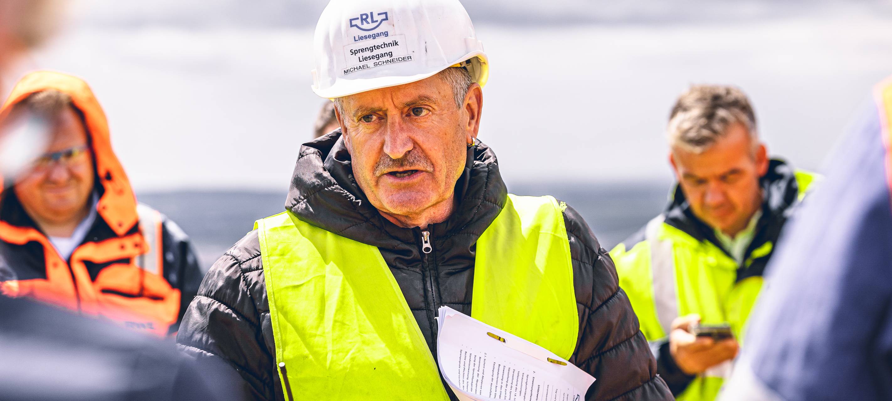 Alter Bagger erfolgreich gesprengt