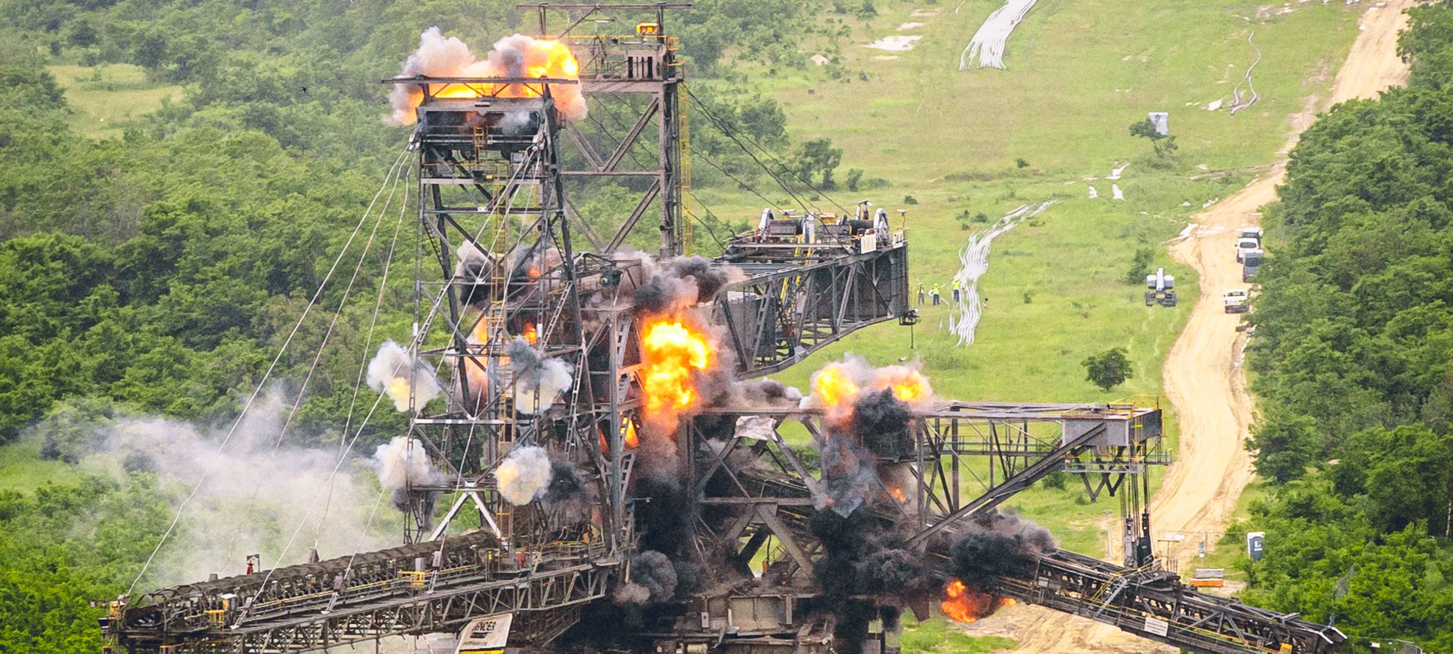 Alter Bagger erfolgreich gesprengt