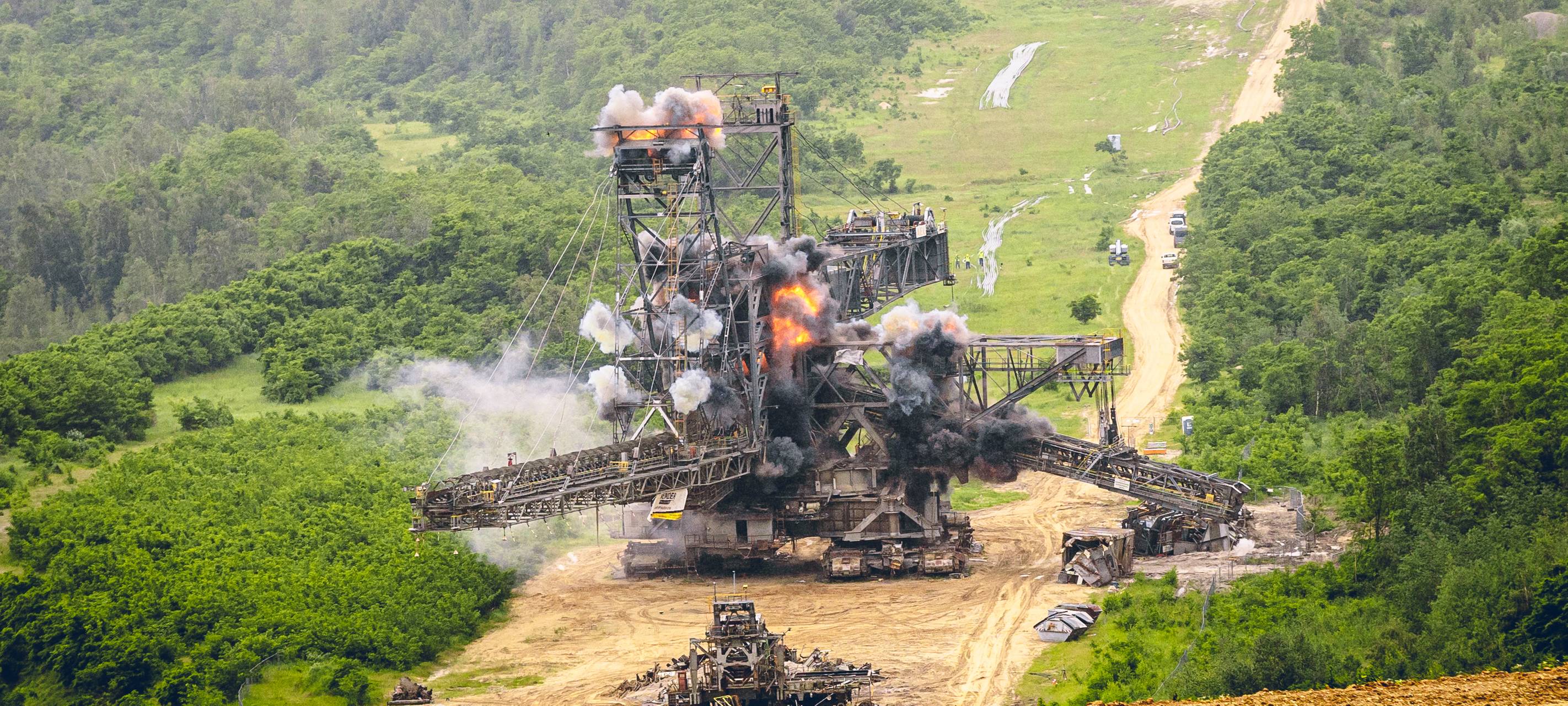 Alter Bagger erfolgreich gesprengt