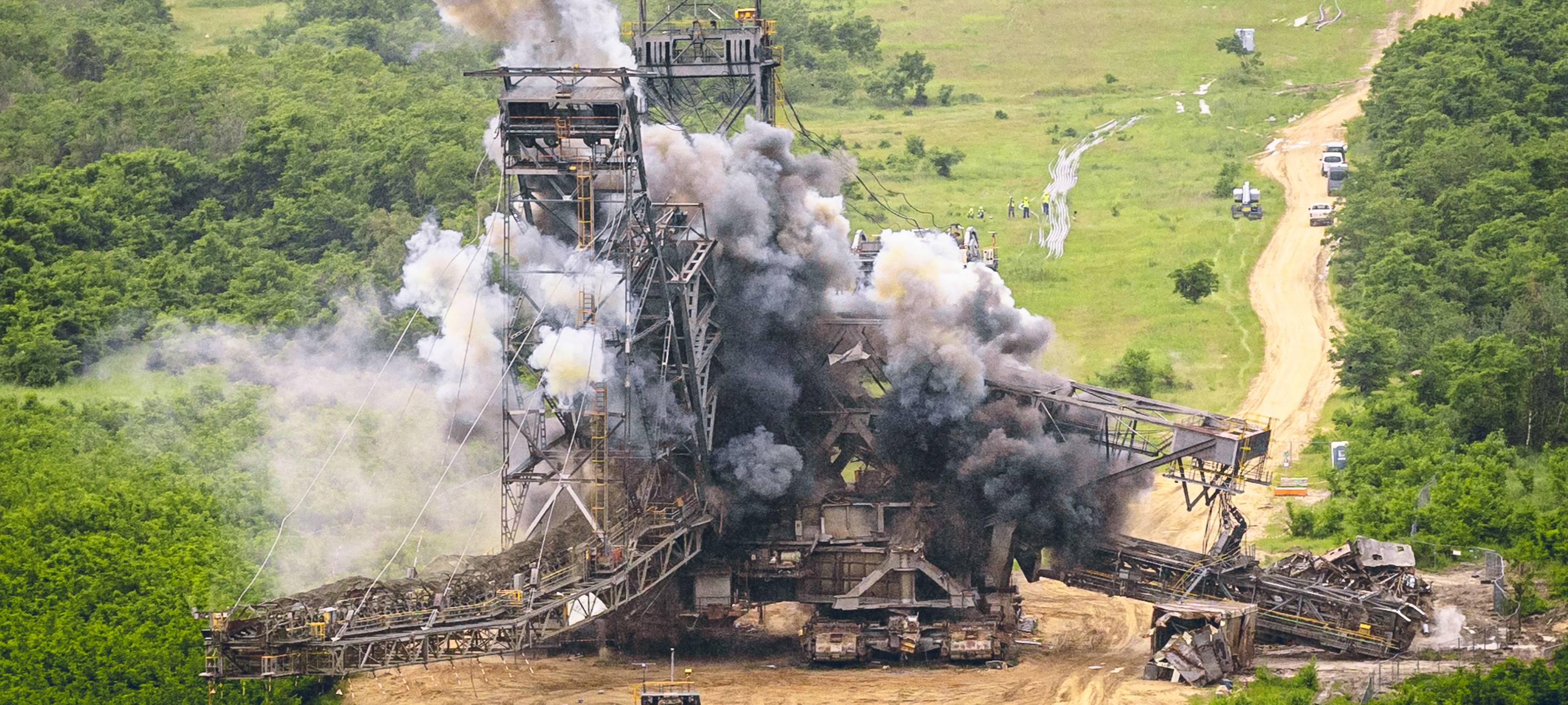 Alter Bagger erfolgreich gesprengt