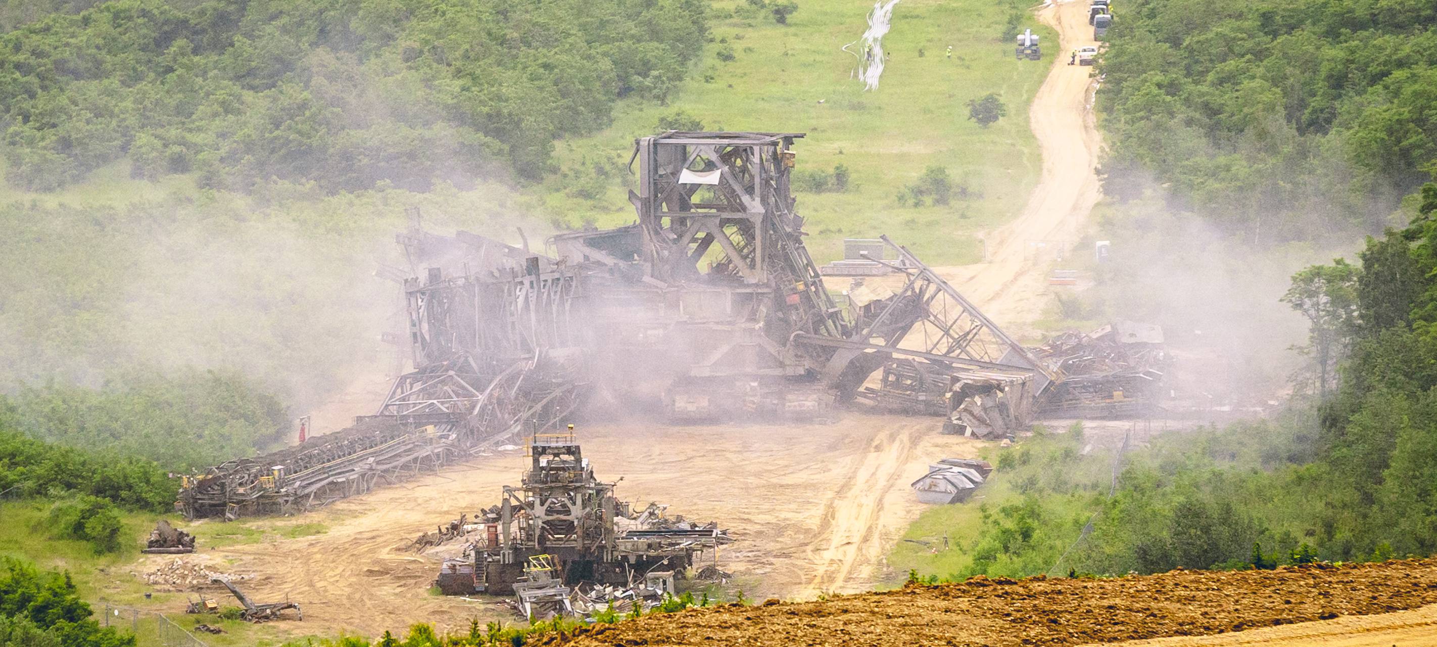 Alter Bagger erfolgreich gesprengt