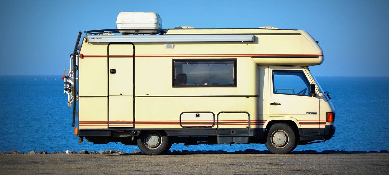 Polizei wiegt Wohnwagen