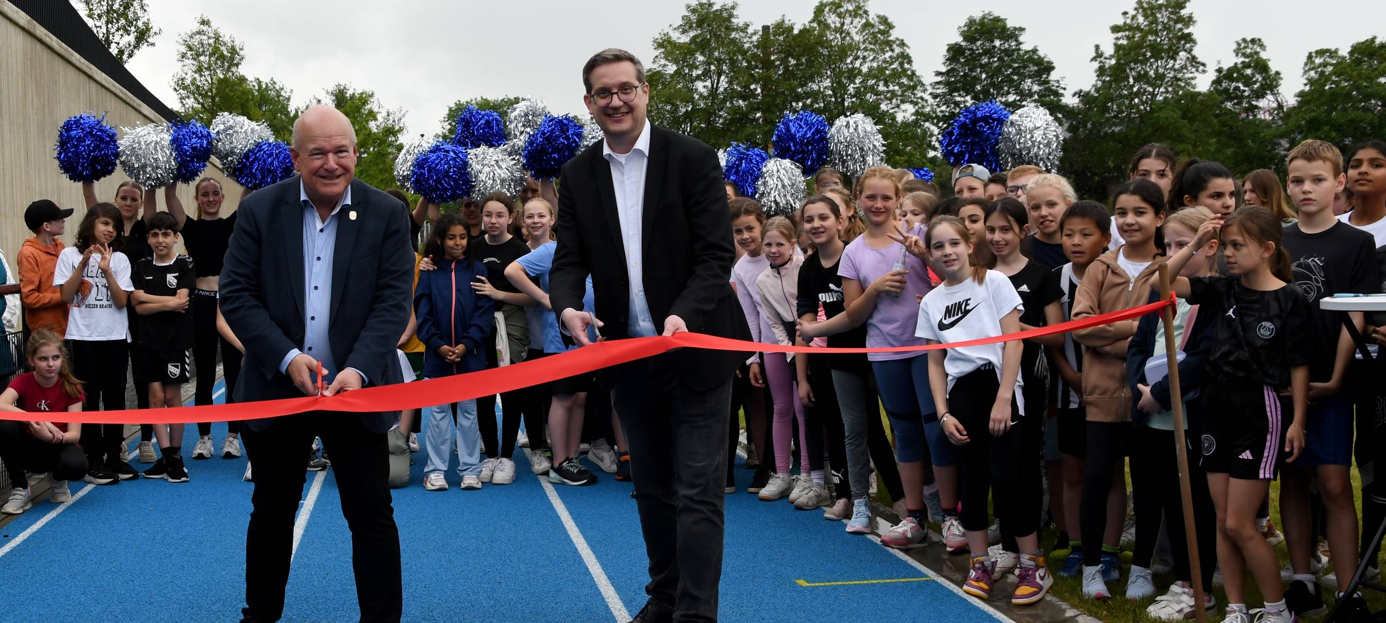 Neuer Sportplatz am Stiftischen Gymnasium Holzbendenpark