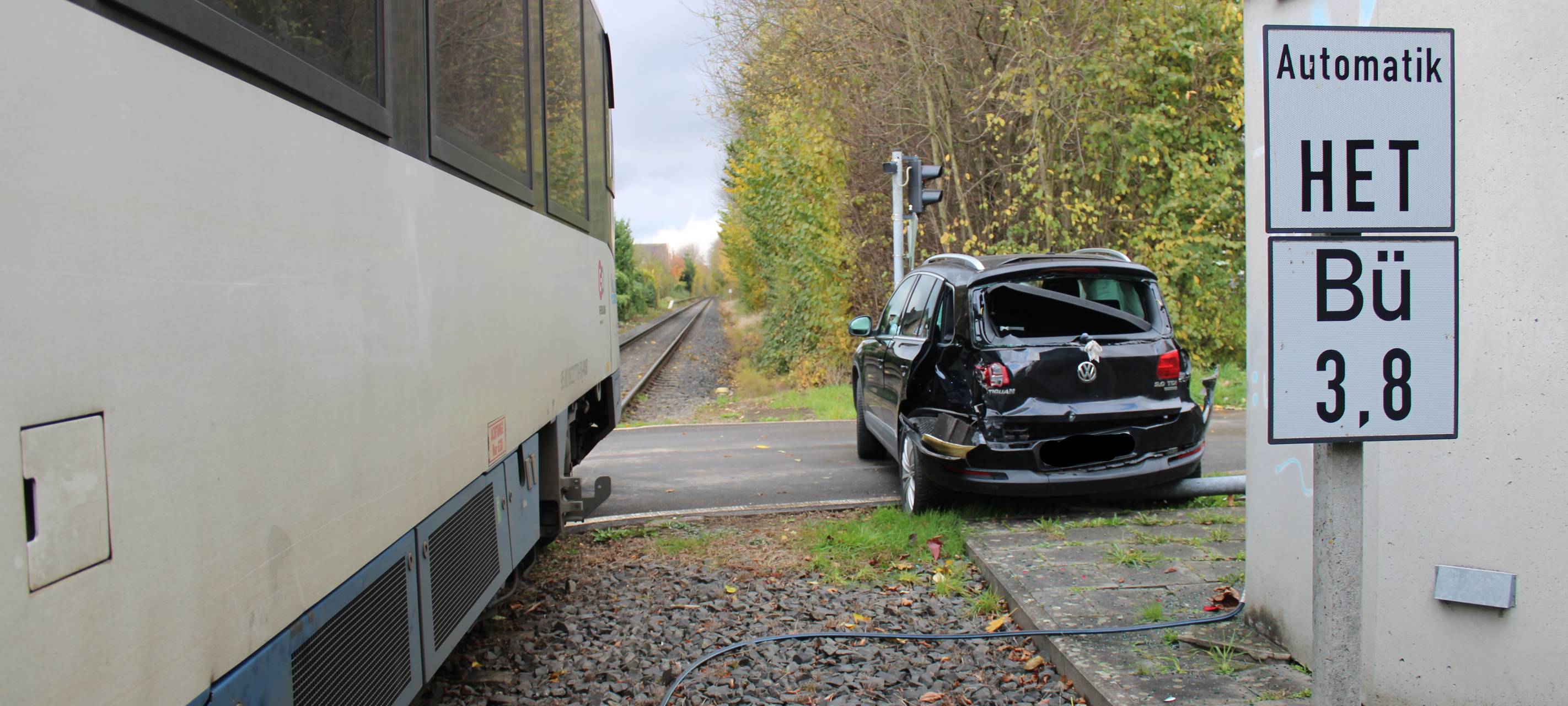 Bahn erfasst PKW an Bahnübergang in Jülich-Broich