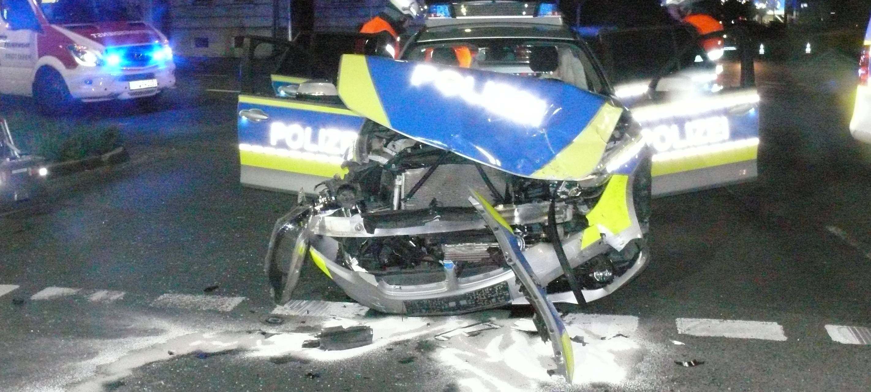 Kollision mit Polizeiwagen