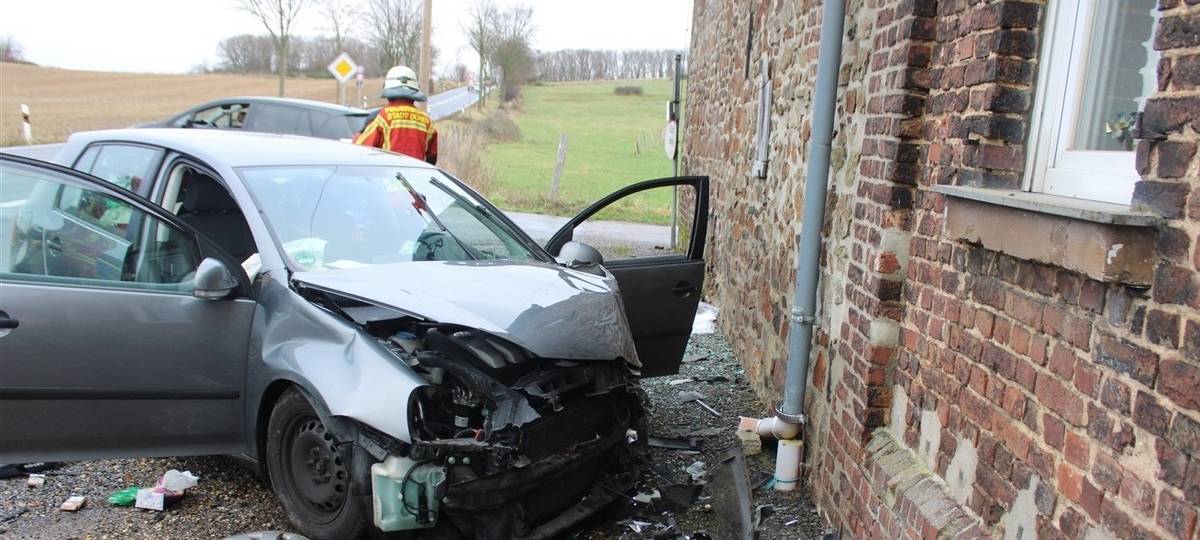 Autofahrer in Hauswand gekracht