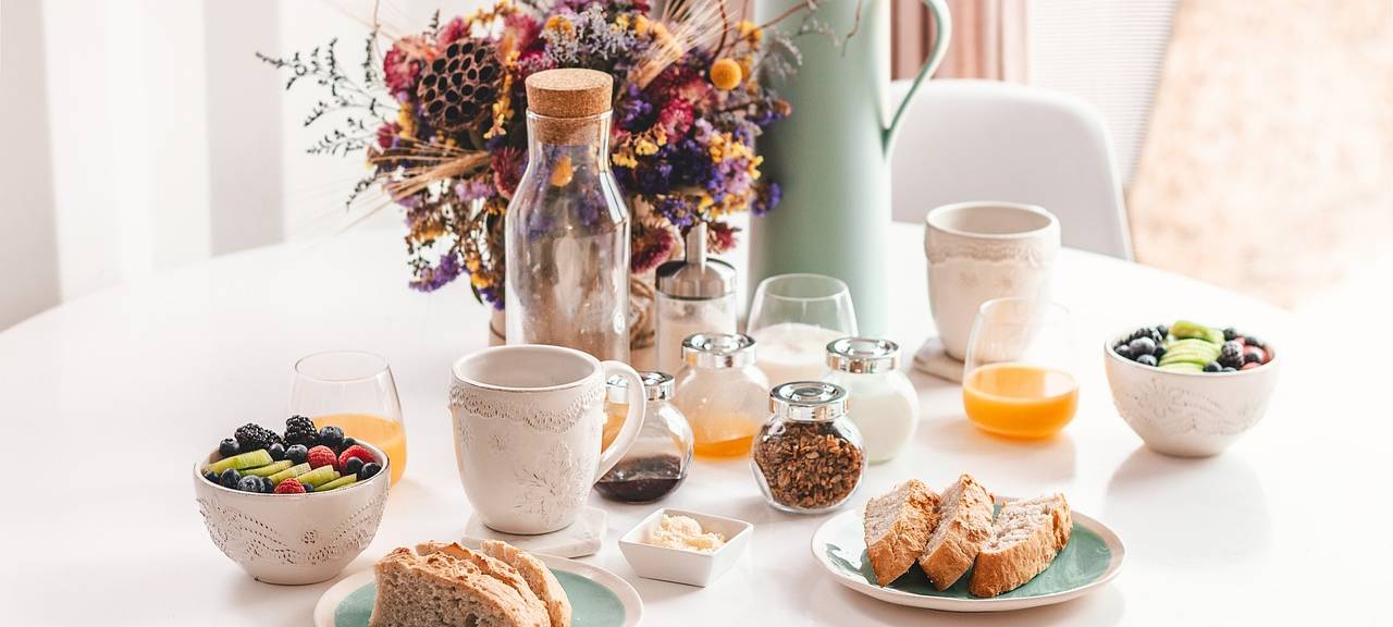 Kitas der Kreismäuse bei Frühstück auf Personalsuche