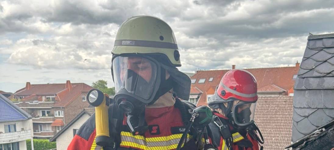 Feuerwehr löscht Brand in Lendersdorf