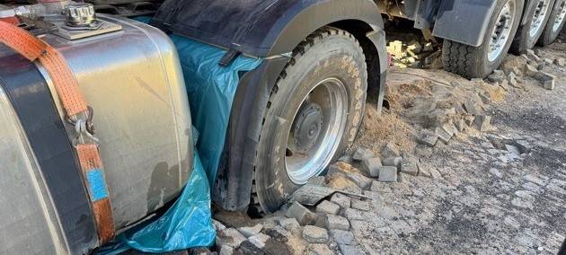 Fahrzeugtank bei LKW gerissen