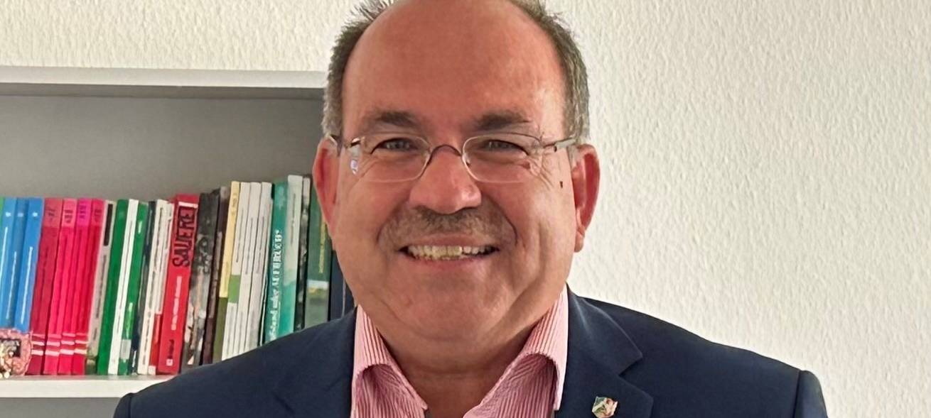 Ralf Nolten trägt sich ins Goldene Buch ein